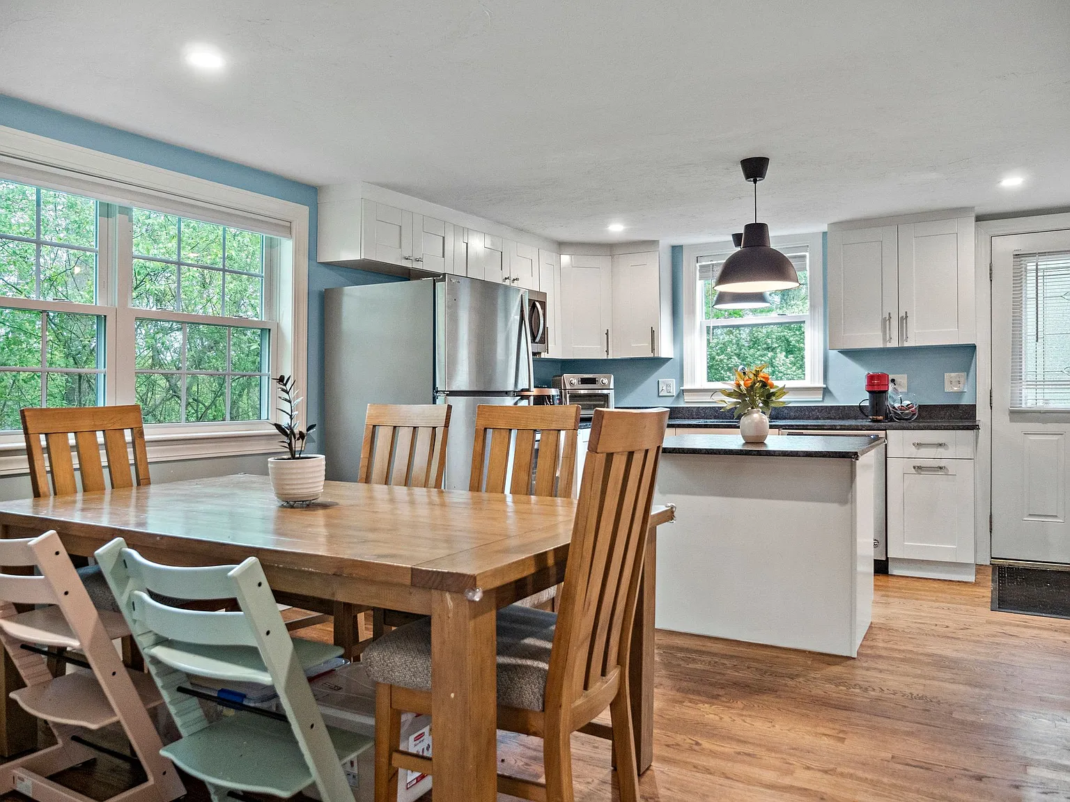 3 bed, 1210 sqft, $3,300 — Photo 2