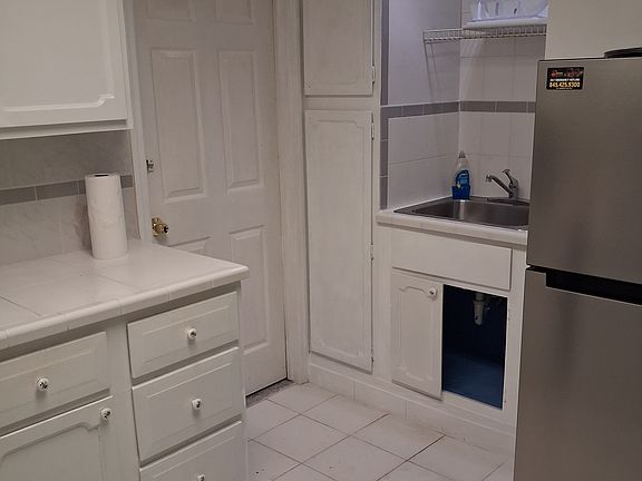 4th image of 100 Forshay Rd #2