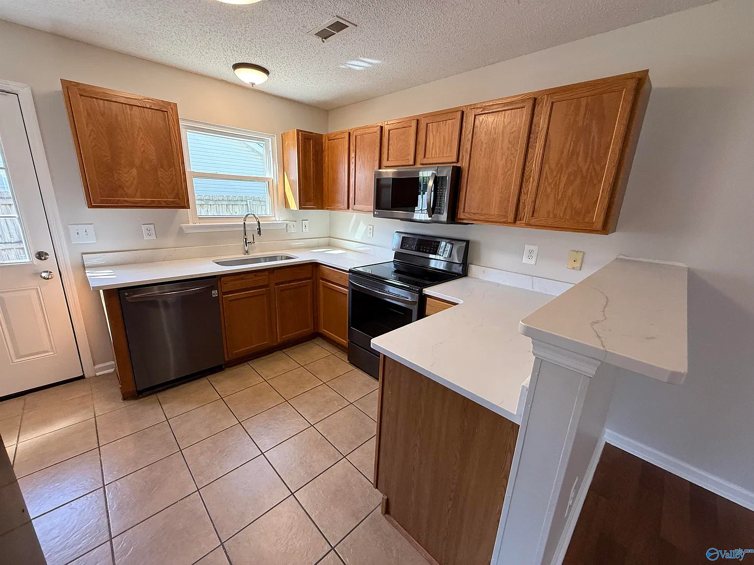 3 bed, 2.0 bath, 1243 sqft, $1,550 — Photo 4