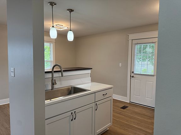 3rd image of 312 E Staat St #312
