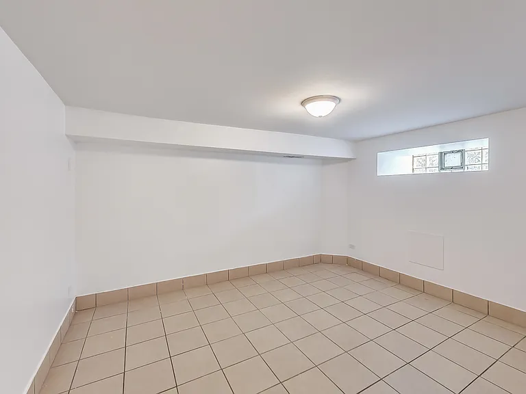 1138 W Addison St #1 — Photo 17