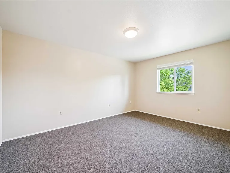 Bristol Court Apartments — Photo 10