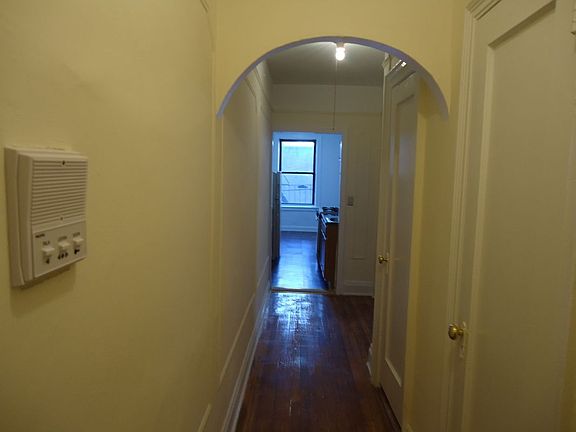 3rd image of 32-16 Crescent St #A3k