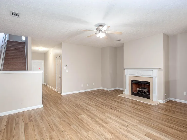 2946 Greyhawk Ln — Photo 8
