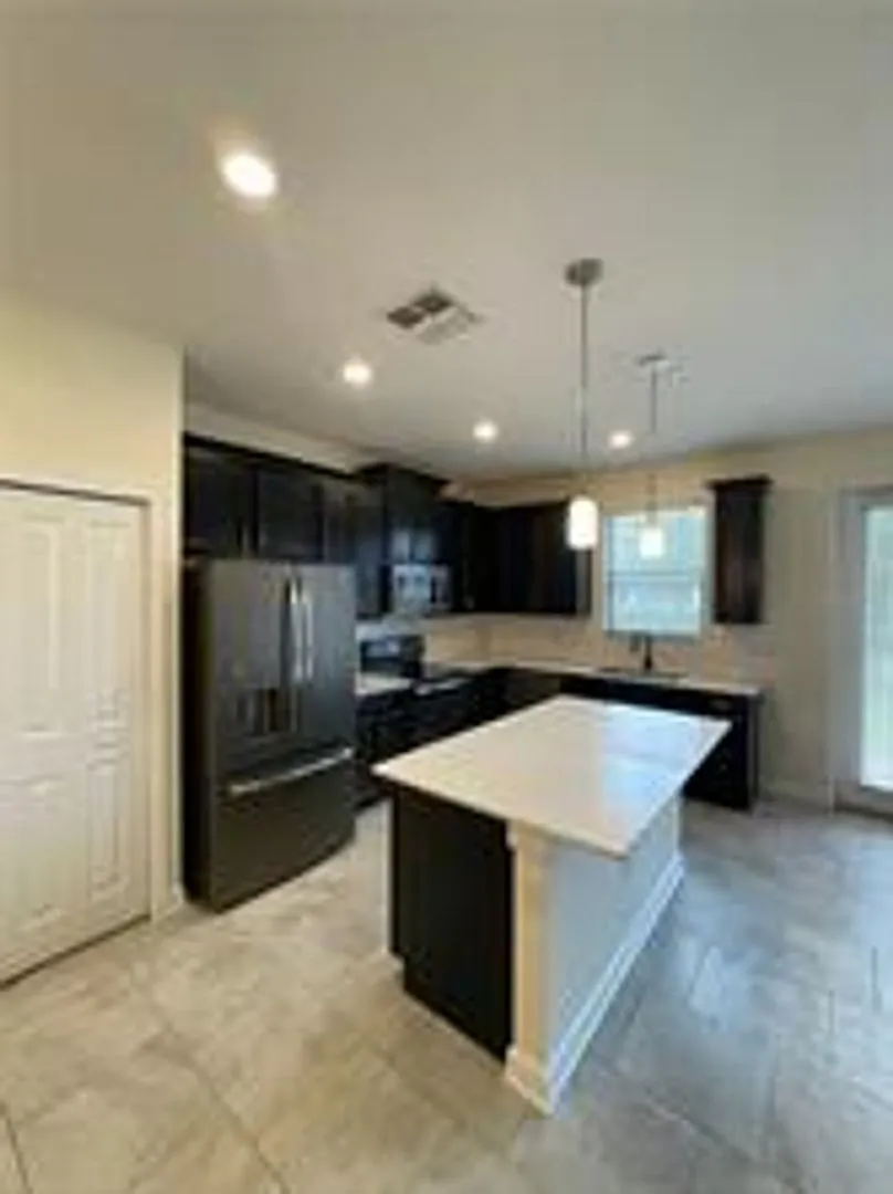4 bed, 3.5 bath, 2016 sqft, $2,300 — Photo 4