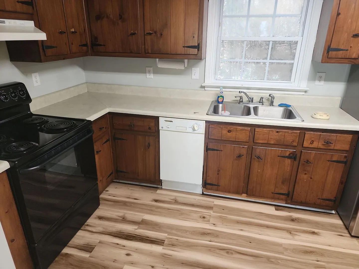 Coming Soon! Charming 3-Bedroom Home in Woodhaven Shores! — Photo 2
