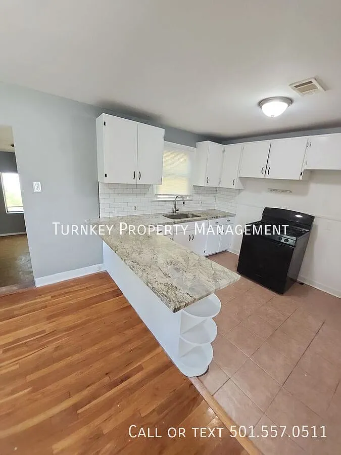 1720 Pinewood Dr — Photo 2