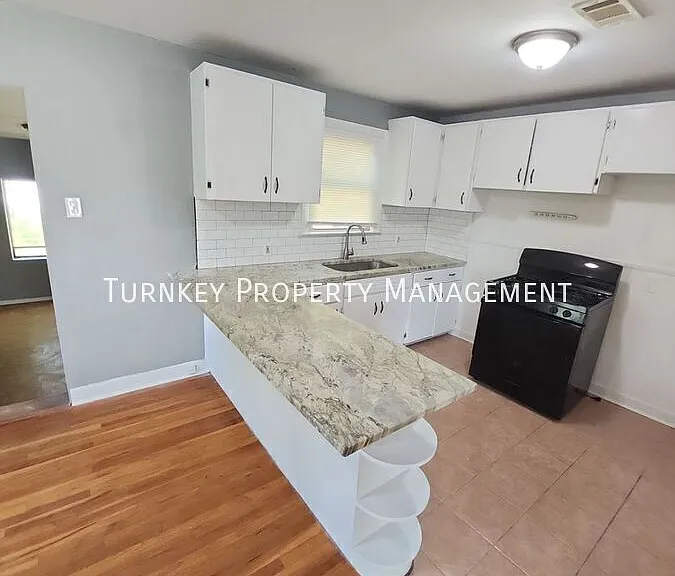 1720 Pinewood Dr — Photo 2