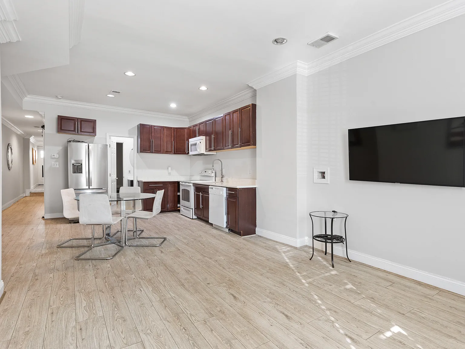 2 bed, 1012 sqft, $3,000 — Photo 3