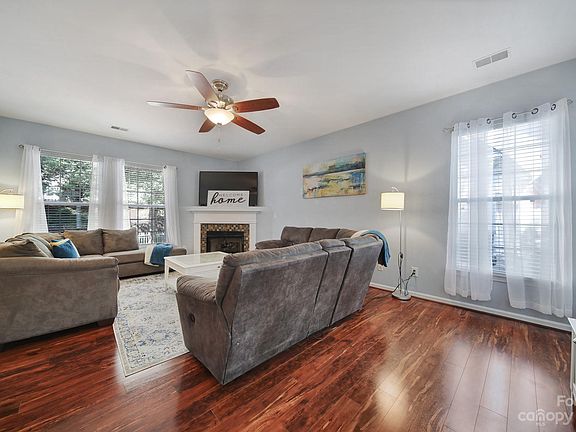 3rd image of 1521 Coatsworth Ln