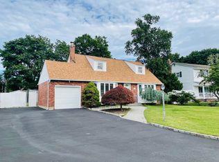 24 Gaymor Ln, Commack, NY 11725