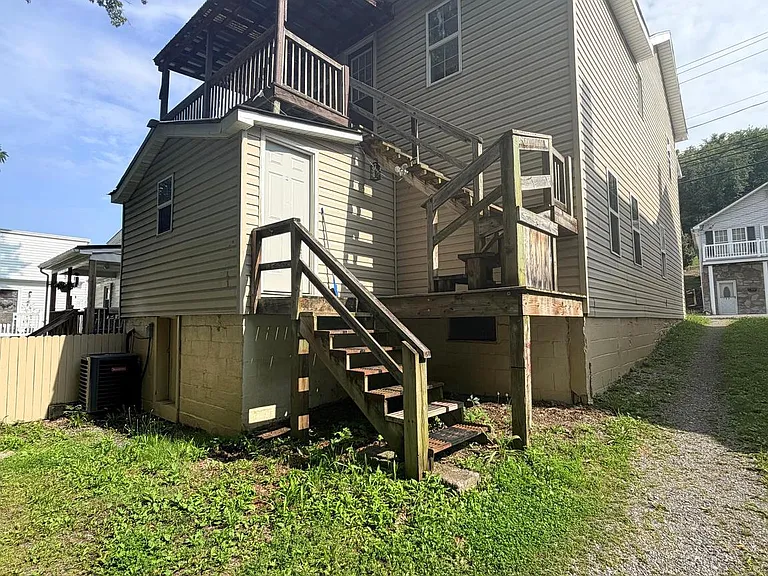 125 E Main St — Photo 2