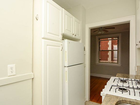4th image of 546.5 W Surf St Unit 1S