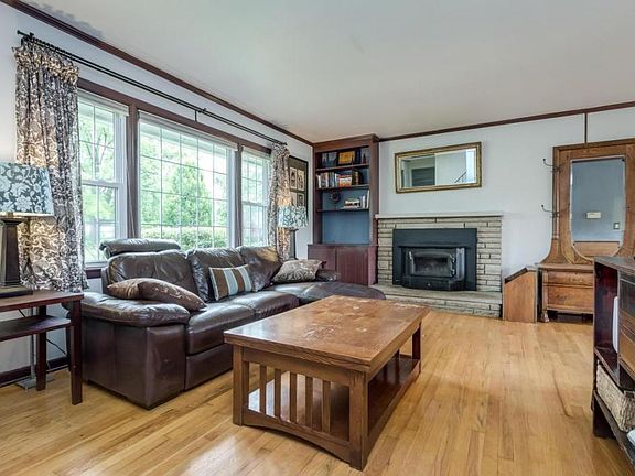 3rd image of 3005 E Mound St