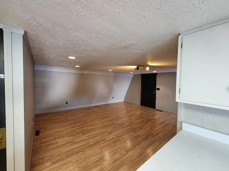 331 S Market St — Photo 5