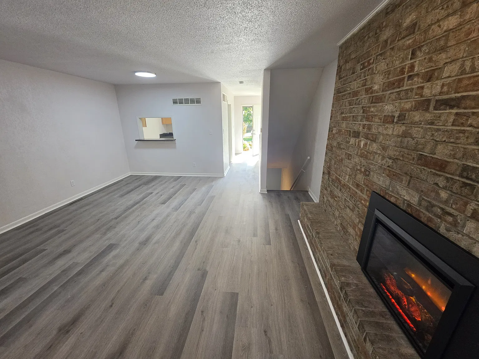 2 bed, 1.5 bath, 1020 sqft, $1,345 — Photo 3
