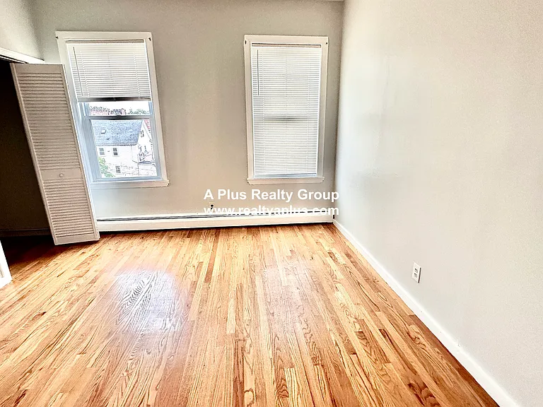 Buckley Ave — Photo 8