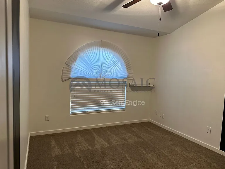 411 N Leoma Ln — Photo 14