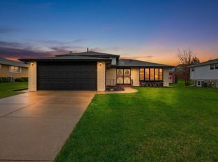 9S315 Cumnor Rd, Downers Grove, IL 60516