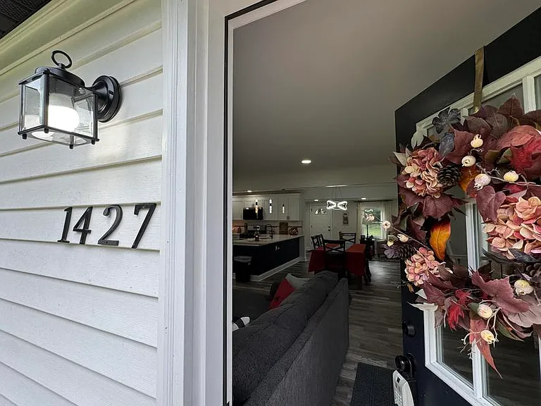 1427 Austin Ave — Photo 4