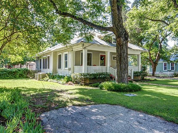 3rd image of 703 Pecan St