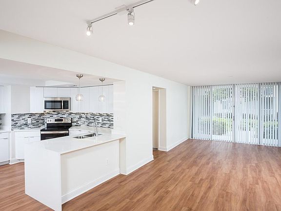 5th image of 3609 NE 207th St #1108