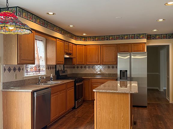 3rd image of 28 Willow Way Dr