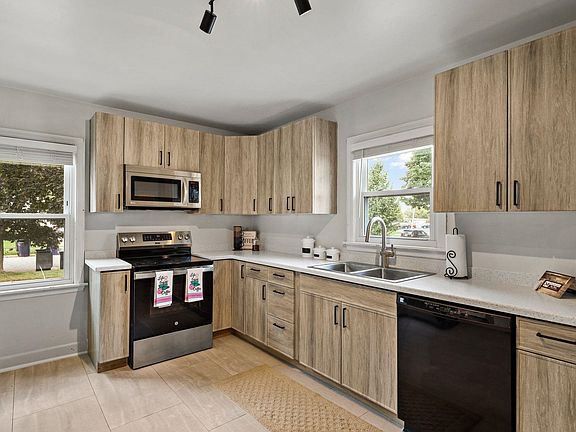 2nd image of 1014 Walker St
