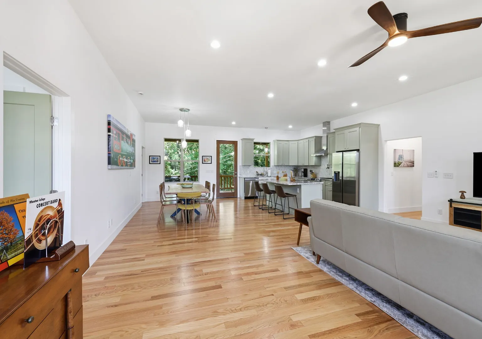 Fully Furnished Ranch-Style Rental 3 Bedroom 2.5 Bath — Photo 4