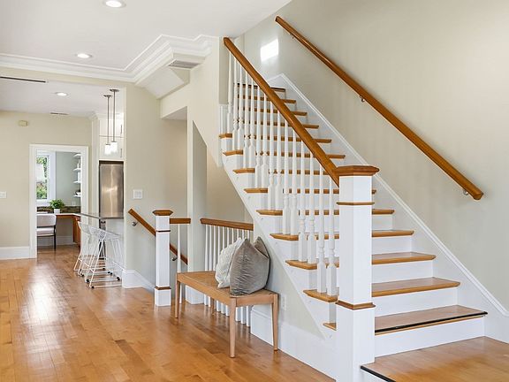 3rd image of 130 Mount Auburn St