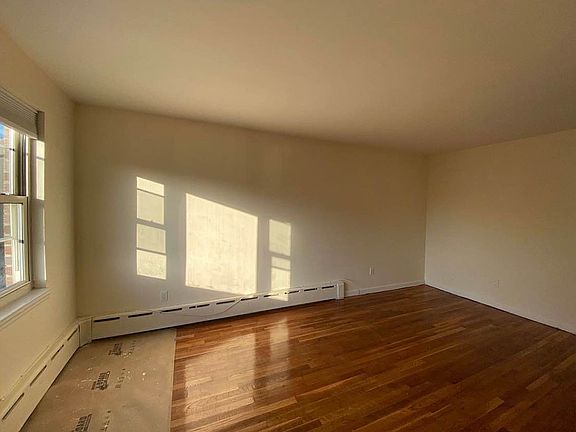 4th image of 2581 41st St APT 3F