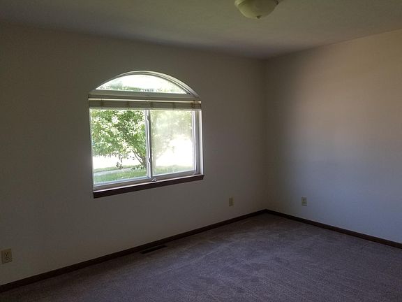 5th image of 285 W Pinehurst St