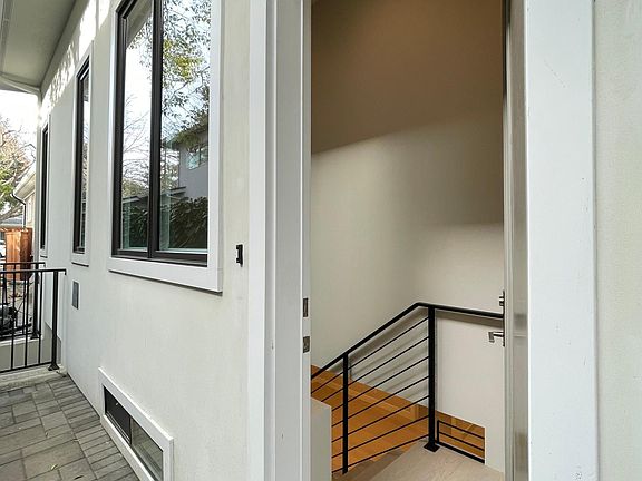 Stairs down to Tenant's Level