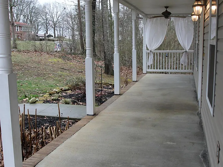 652 Chris Haven Dr — Photo 2