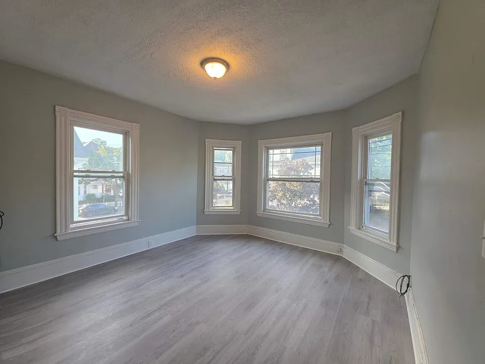 7 Wellington St #2