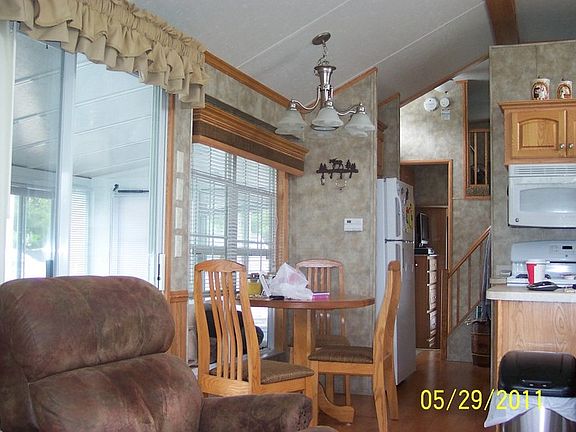 Fully applianced eatin kitchen