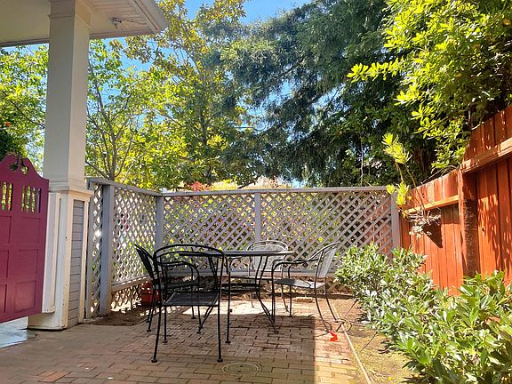 Exclusive use patio garden (Patio set included)