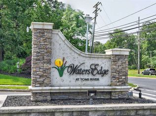 615 Waters Edge Dr, Toms River, NJ 08753