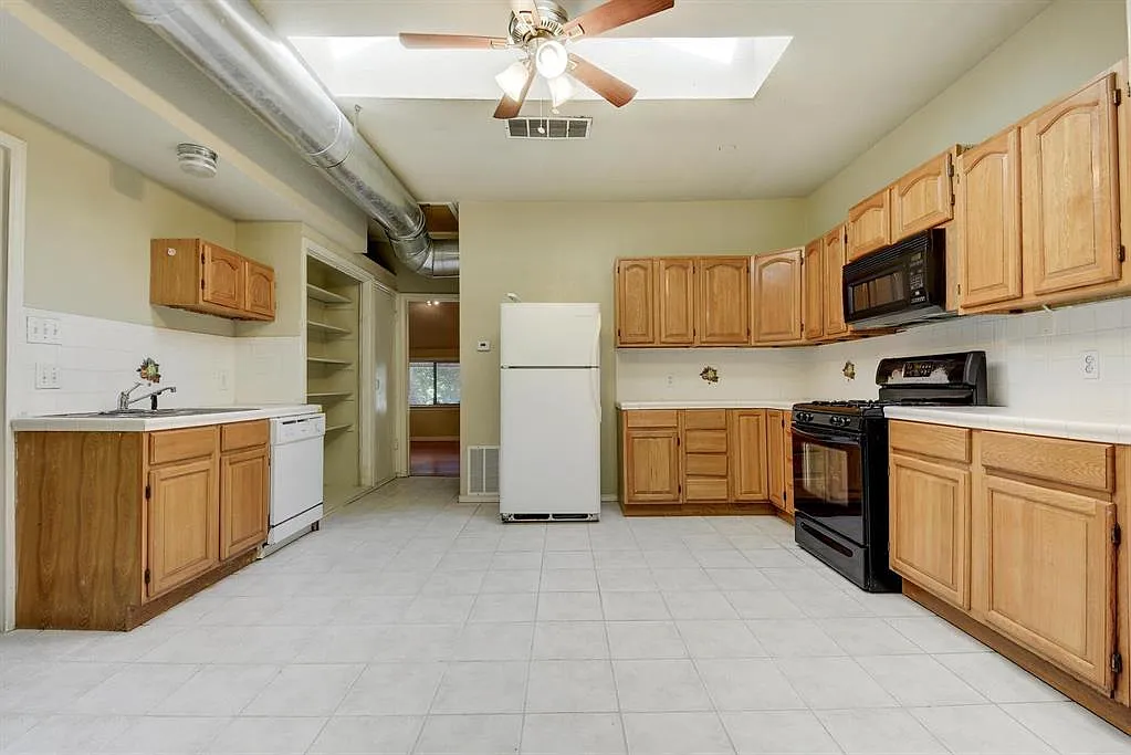 6 bed, 2400 sqft, $4,500 — Photo 3