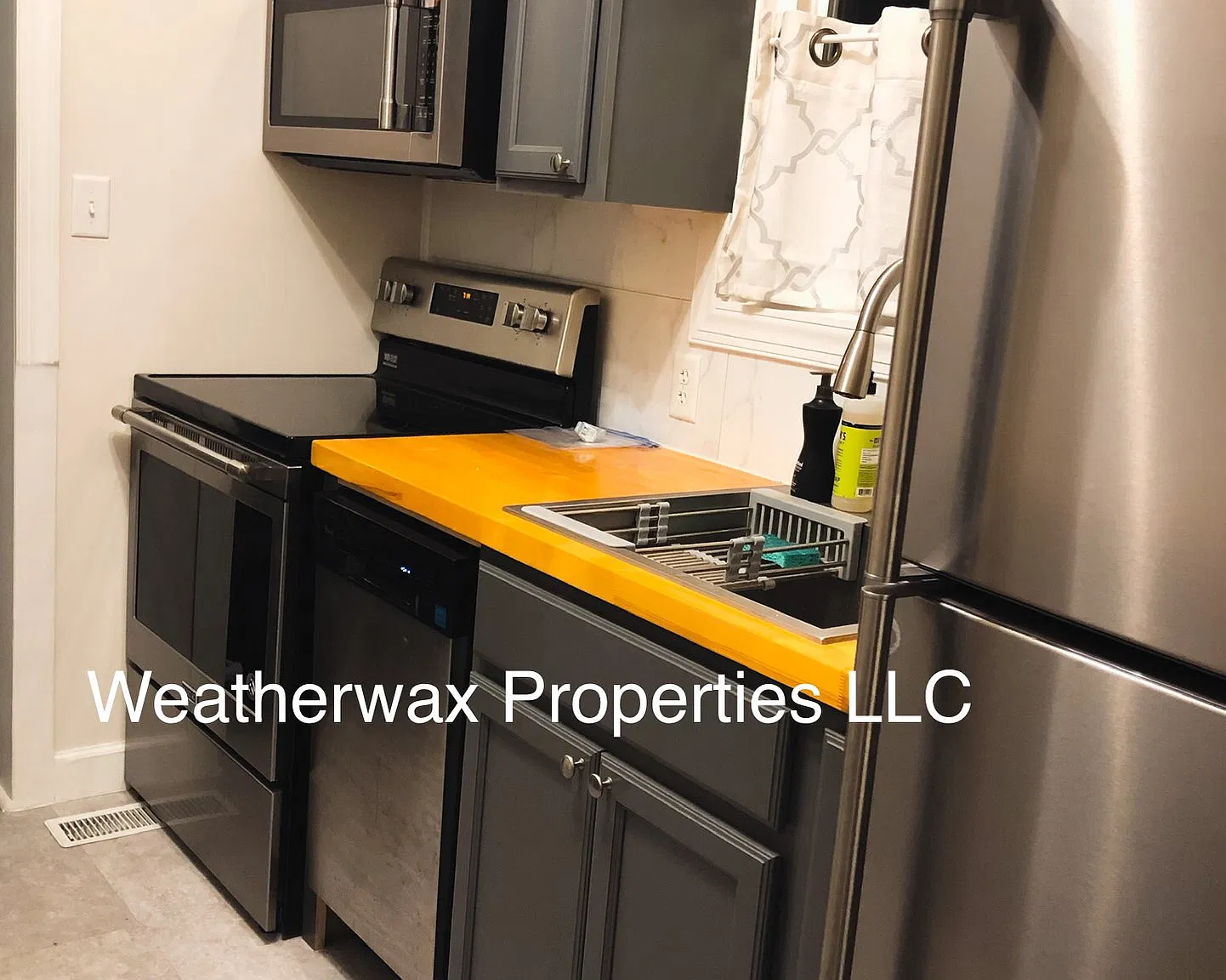 Revitalized 1925 upper level unit of a duplex. Hardwood floors, updated kitchen and bathroom. — Photo 2