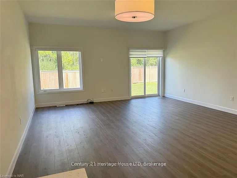 11 Beachwalk Cres — Photo 3