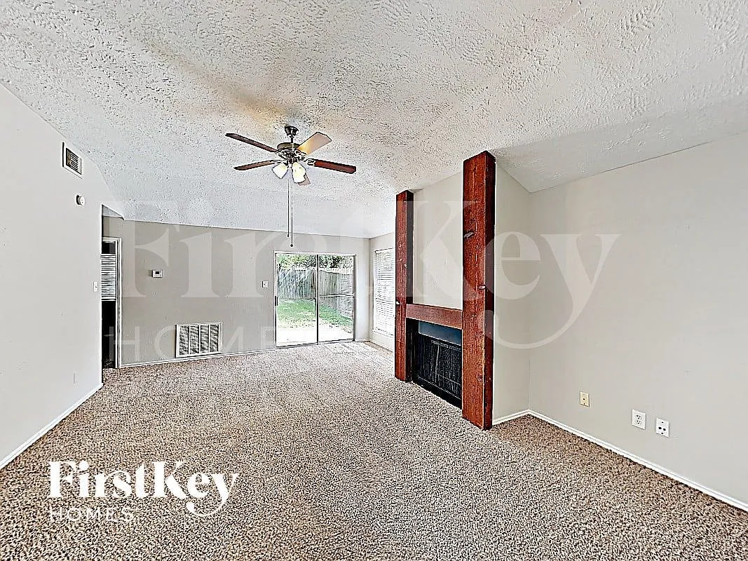3 bed, 2.0 bath, 1263 sqft, $1,645 — Photo 2