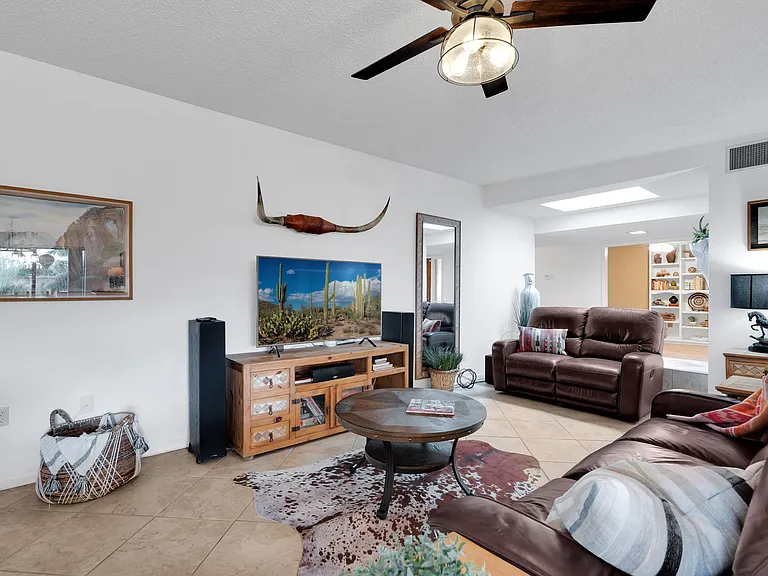 1808 W Via De La Gloria — Photo 4