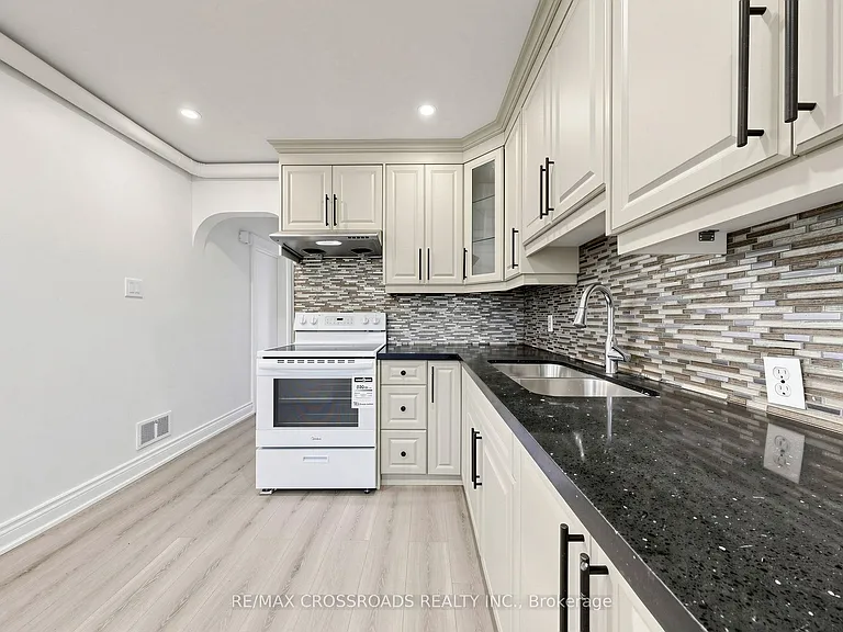 1496 Simcoe St N — Photo 14
