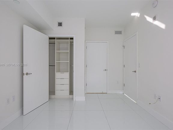 4th image of 1010 Brickell Ave Unit 1402