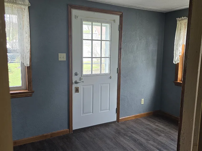 Enclosed porch/ 2nd bedroom