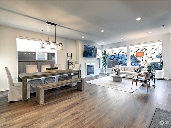 Huge Dining area>
