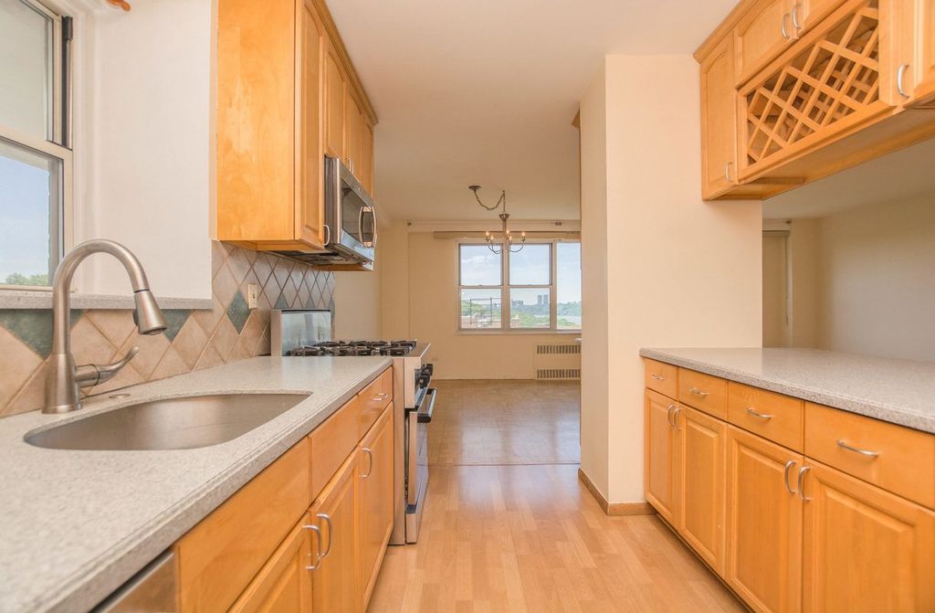 3 Bed 2 Bath Property, New York • 2,000 Sq Ft