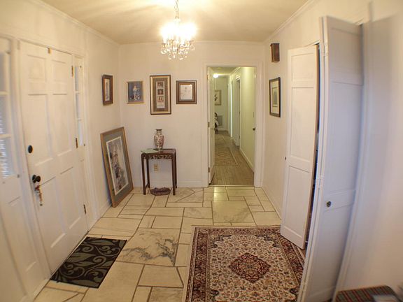 4th image of 901 Robert E Lee Dr