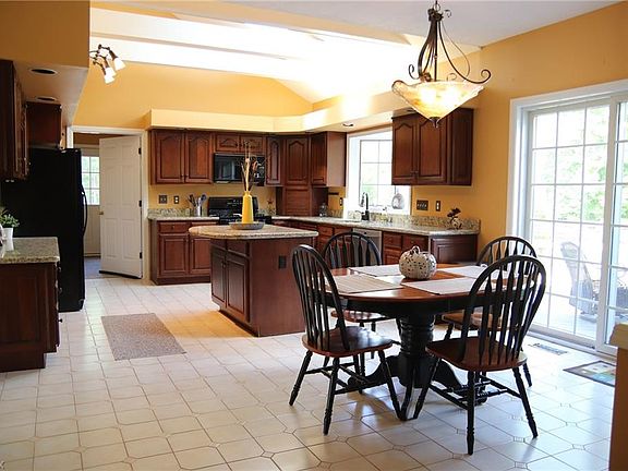 3rd image of 615 Len Ct